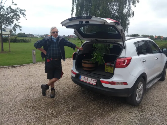 Deelnemers leveren de planten